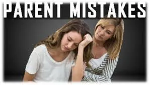 O mamă și fiica ei adolescentă, îngrijorate, lângă textul „Parent mistakes”